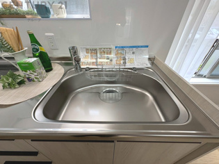 大きなシンクでお鍋などの大きな調理器具を洗う際にも便利です。