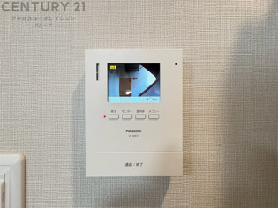 訪問者が来たときにテレビ画面で確認できるため、安心してドアを開けられます。録画機能があるものもあり、留守中に来訪者を記録しておくことができます。利便性が高く、セキュリティ面でも安心です