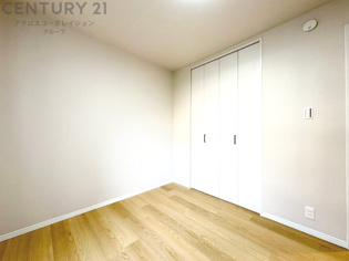 明るい色合いのフローリングとクロスを使用した洋室は家具やインテリアとも調和しやすく空間が広く感じられ開放感を生み出します。自然光を効果的に反射し、室内を明るく保つため、日中の照明使用を抑えられます。