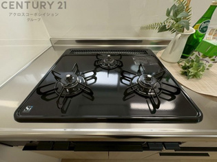 多数の調理器具を同時に使用でき、料理の効率化が可能。省エネで節約になり、様々な料理スタイルに適応できます。また、火力調整が独立しており、手入れや掃除もしやすく、今よりもっとお料理が楽しくなるかも。