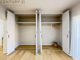 衣類やアクセサリー、小物類の収納が便利で整理整頓がしやすく、部屋の美観を保ちつつ、スペースを最大限に活用できます。衣服のしわやダメージを防ぎ、長持ちさせることができます。