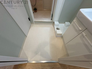 衣服の収納や脱ぎ着や整理整頓がしやすく、湿った衣類を乾燥させるスペースがありカビや臭いの発生を防ぎます。床の汚れを他の部屋に持ち込まず清潔を保つことができます。また快適な入浴環境の整備にも役立ちます。