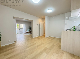 リビングダイニングは家族や友人とのコミュニケーションを楽しむ場所でくつろぎながら食事や会話を楽しめ、多目的に利用できリラックスできる空間です。家庭内の中心として機能し、快適な生活をサポートします。