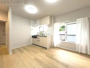 キッチン前のダイニングスペース。ダイニングセットを置いても十分な広さを確保。