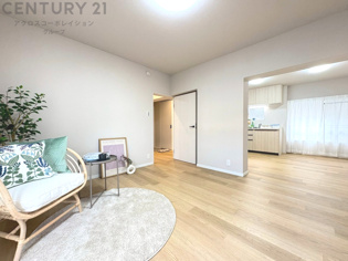 リビングダイニングは家族や友人とのコミュニケーションを楽しむ場所でくつろぎながら食事や会話を楽しめ、多目的に利用できリラックスできる空間です。家庭内の中心として機能し、快適な生活をサポートします。