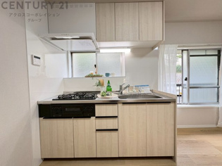 壁付けシステムキッチンはスペースの最大限の有効活用が可能で、動線がスムーズになり調理や準備が快適で効率的に行えます。収納スペースや吊り戸棚が設けられ、調理器具や食器類をスマートに収納できます。