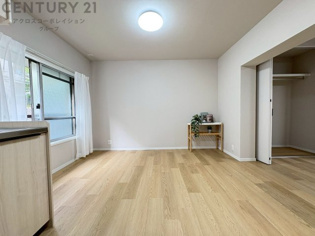 キッチン前のダイニングスペース。ダイニングセットを置いても十分な広さを確保。