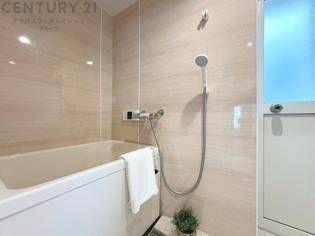 ユニットバスは省スペースでありながら、シンプルな設計と使いやすさを備え、簡便なメンテナンスが可能です。またミラー・小物置き場もあり便利です。