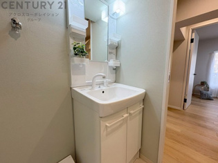 化粧品や洗顔料、歯ブラシなどの必需品をまとめて置ける収納スペースがあり、使用するたびに取り出す手間が省けます。また、水回りのため、濡れても大丈夫な素材が使用されており、お手入れが簡単です。