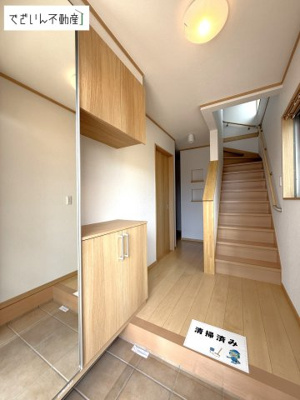 【玄関】 | 加須市東栄2丁目　中古住宅   | 現地(2025年6月撮影)