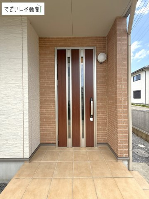 【玄関】 | 加須市東栄2丁目　中古住宅   | 現地(2025年6月撮影)