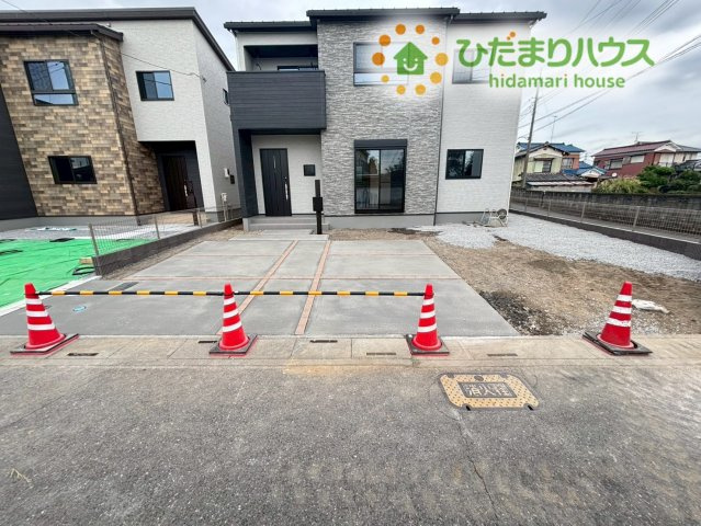 熊谷市肥塚　第8期　新築一戸建て　クライン　02の駐車場|カースペースは2台分あるので、お友達が来ても安心ですね！