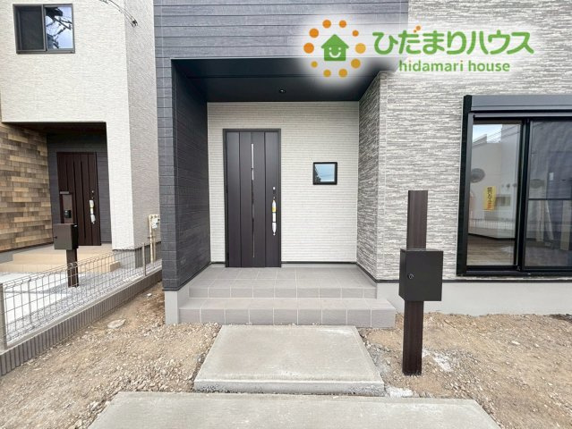 熊谷市肥塚　第8期　新築一戸建て　クライン　02のエントランス|広々した玄関ポーチがあるので、宅配や来訪者の応対がスムーズにできます。
