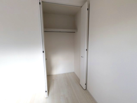 笠間市旭町　第12の収納|リビング横の洋室にもしっかりとした収納があり、すっきりお部屋をお使いいただけます。