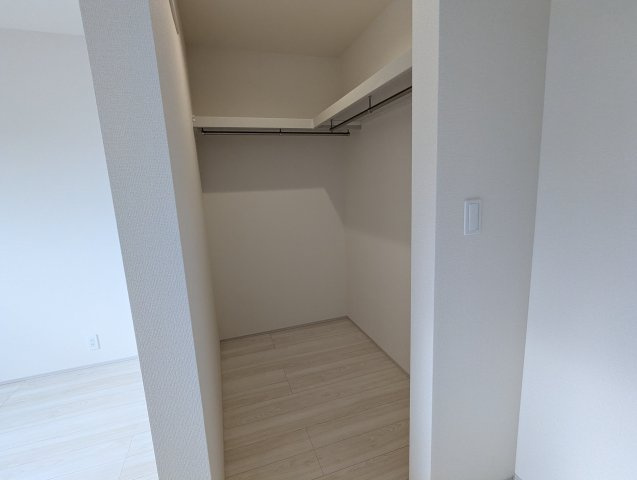 笠間市旭町　第12の収納|ウォークインクローゼットには衣類だけでなく、趣味のグッズもたっぷり収納できます