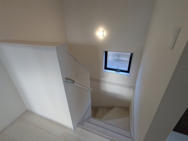 笠間市旭町　第12の内装|窓付きの階段は明るく、手すり付きで小さなお子様でも安心です