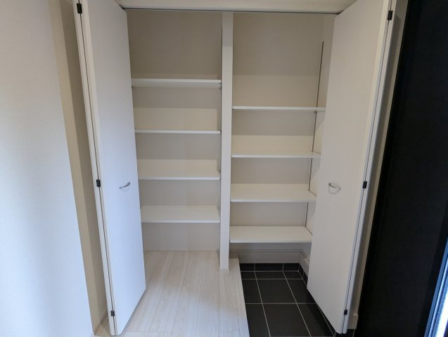 笠間市旭町　第12の収納|家族全員の靴がしまえて玄関周りも常にスッキリ～整理整頓出来ます～