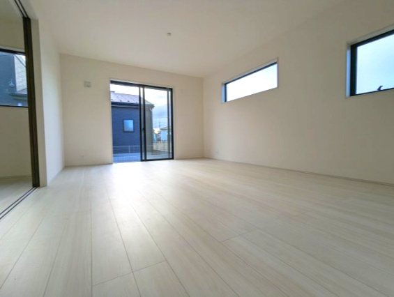 笠間市旭町　第12の居間・リビング|キッチンから見たリビングです。リビングは家族皆が集まる場所～家族会議からお子様の日々の成長を感じられる場所です