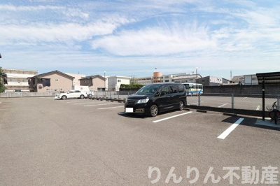 【駐車場】 | ルミナス山城B | 駐車場があるので、車を買う予定の方も安心です