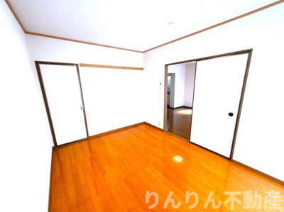 【居間・リビング】 | ルミナス山城B | ゆったり過ごせる居間です