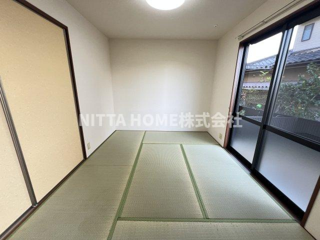 レオーネの和室|大きな窓から明るい光が差し込みます☆