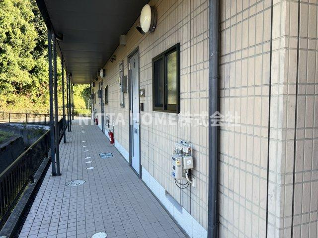 レオーネのエントランス|鉄骨造の建物です◇