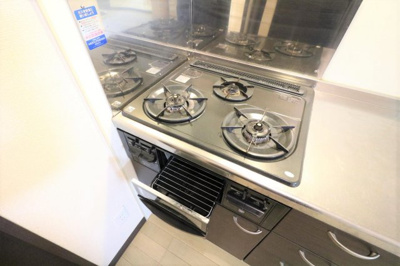 【キッチン】 | レオネクストイン園部 | システムキッチンにはグリル付きガスコンロが完備