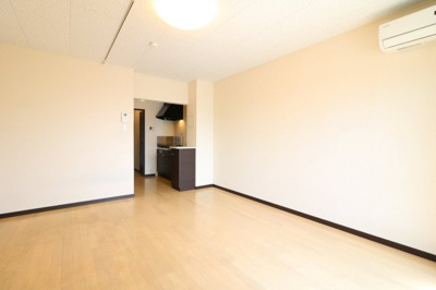 【居間・リビング】 | レオネクストイン園部 | 他一部、号室では家具家電付きのお部屋もご用意しております。