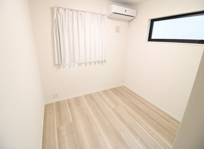 【洋室】 | 新座市野寺2丁目　中古一戸建住宅　(丸井志木店) | 【洋室4.8帖】
全居室に収納スペースが設けられ子育て世代のご家族にもお勧めです。