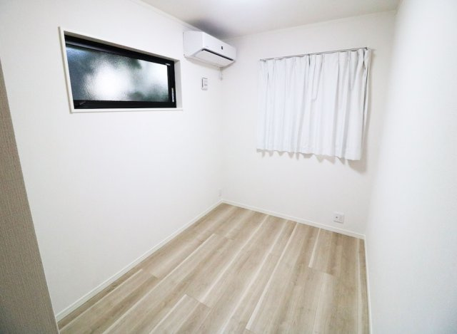 【洋室】 | 新座市野寺2丁目　中古一戸建住宅　(丸井志木店) | 【洋室4.5帖】
収納充実のクローゼット付きなので、いつでもお部屋を綺麗な状態に保つことができます。