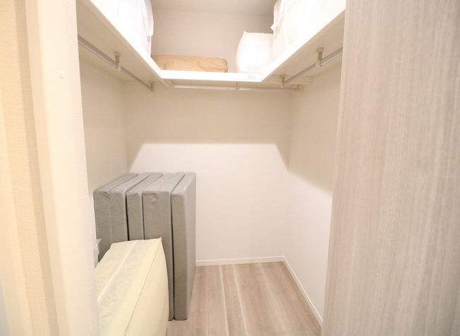 【収納】 | 新座市野寺2丁目　中古一戸建住宅　(丸井志木店) | 【W.I.C】
収納力豊富なウォークインクローゼットは洋服や小物類など、目的に応じてすっきり美しい収納を実現します。