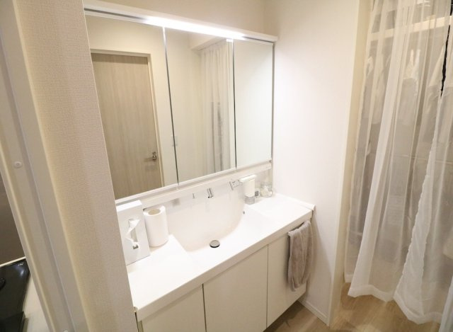 【独立洗面台】 | 新座市野寺2丁目　中古一戸建住宅　(丸井志木店) | 【洗面所】
大型の洗面化粧台なので朝の身支度にも便利。
鏡の裏に小物を収納できるので水回りをスッキリ保てます。
