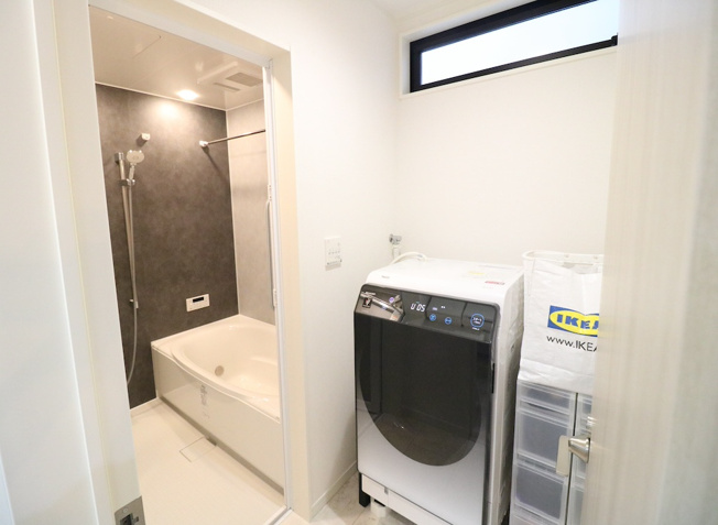 【独立洗面台】 | 新座市野寺2丁目　中古一戸建住宅　(丸井志木店) | 【脱衣室】
洗面室と脱衣室が別になっていることで、忙しい朝でも身だしなみをスムーズに整えられます。