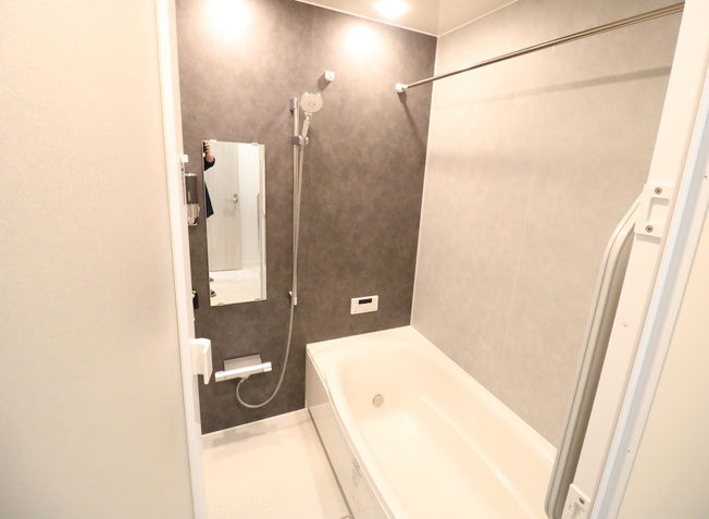 【浴室】 | 新座市野寺2丁目　中古一戸建住宅　(丸井志木店) | 【浴室】
浴室乾燥機が付いているので雨の日はもちろん、花粉症の方も安心して洗濯物が干せます。
浴室内のカビの発生も防げるので衛生面でも安心です。