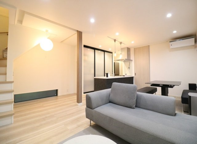 【居間・リビング】 | 新座市野寺2丁目　中古一戸建住宅　(丸井志木店) | 【リビング】
ゆったりとくつろげる和み空間。
広いリビンングはソファー等も楽々置くことができます。