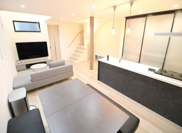 【居間・リビング】 | 新座市野寺2丁目　中古一戸建住宅　(丸井志木店) | 【リビング】
家族のちょっとした会話が増えて嬉しいリビング階段。