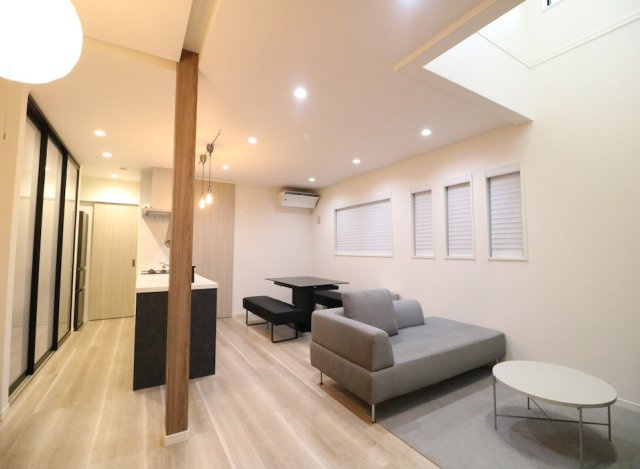 【居間・リビング】 | 新座市野寺2丁目　中古一戸建住宅　(丸井志木店) | 【リビング】
広々としたリビングには吹き抜けがあり、より開放感のある空間を演出します！