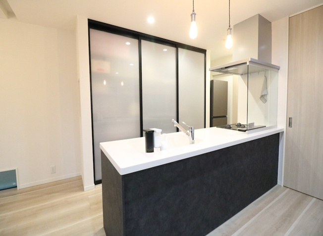 【キッチン】 | 新座市野寺2丁目　中古一戸建住宅　(丸井志木店) | 【キッチン】
機能的なワークスペースを実現した対面式キッチン。
リビングで寛ぐご家族と会話をしながら、キッチンでの家事を楽しめます。