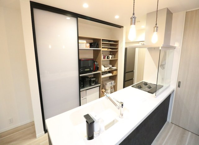 【キッチン】 | 新座市野寺2丁目　中古一戸建住宅　(丸井志木店) | 【キッチン】
キッチン後ろには大容量の収納スペースがございますので、お部屋をすっきり見せる事ができます。