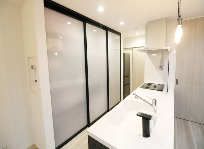 【キッチン】 | 新座市野寺2丁目　中古一戸建住宅　(丸井志木店) | 【キッチン】
扉を閉めることで目隠しもできますので、来客時などに便利です。