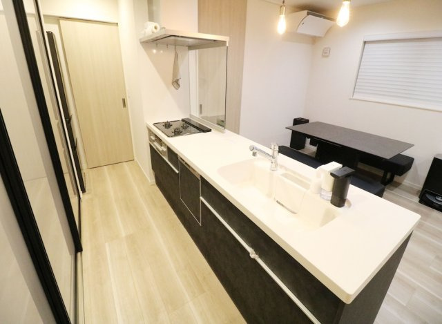 【キッチン】 | 新座市野寺2丁目　中古一戸建住宅　(丸井志木店) | 【キッチン】
家事が時短になる嬉しい三口コンロと食洗器付き。