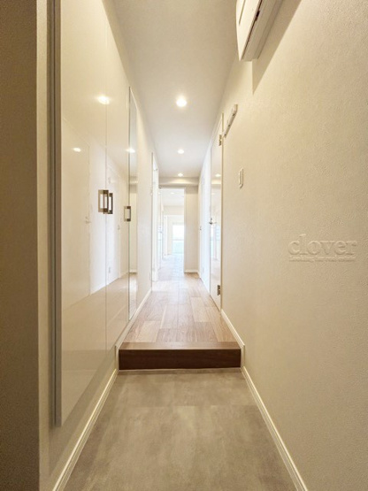 【玄関】 | 池袋第2ヒルハイム | 玄関ドアを背に、廊下と室内を望みます。ナチュラル系の色合いを重視した内装のイメージをご確認ください。お部屋の第一印象やイメージを決定づける空間です。～即日のご見学可能～　お問合せはお気軽にどうぞ。