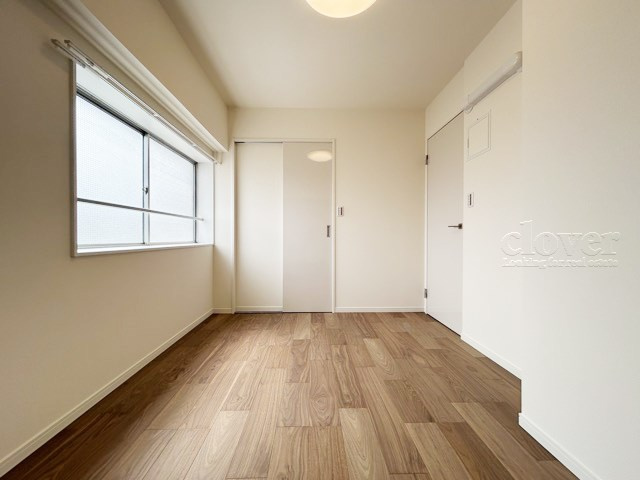 【洋室】 | 池袋第2ヒルハイム | 洋室1　窓から明るい光が差し込む洋室。ベッドを置いて個人居室にする場合は、多くの時間を過ごすことになる空間です。使い勝手や落ち着きを想像してください。～即日のご見学可能～　お問合せはお気軽にどうぞ。