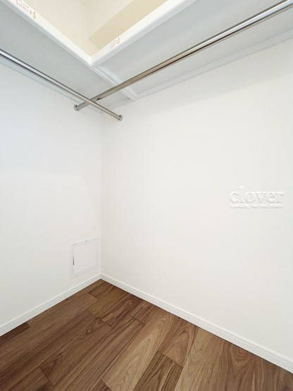 【収納】 | 池袋第2ヒルハイム | 洋室1　ウォークインクローゼット内部の様子。空間が広く、たっぷりとした収納力が、一枚の写真からも伝わってきます。～即日のご見学可能～　お問合せはお気軽にどうぞ。