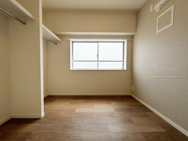 【子供部屋】 | 池袋第2ヒルハイム | 洋室2　窓から明るい光が差し込む洋室。ベッドを置いて個人居室にする場合は、多くの時間を過ごすことになる空間です。使い勝手や落ち着きを想像してください。～即日のご見学可能～　お問合せはお気軽にどうぞ。