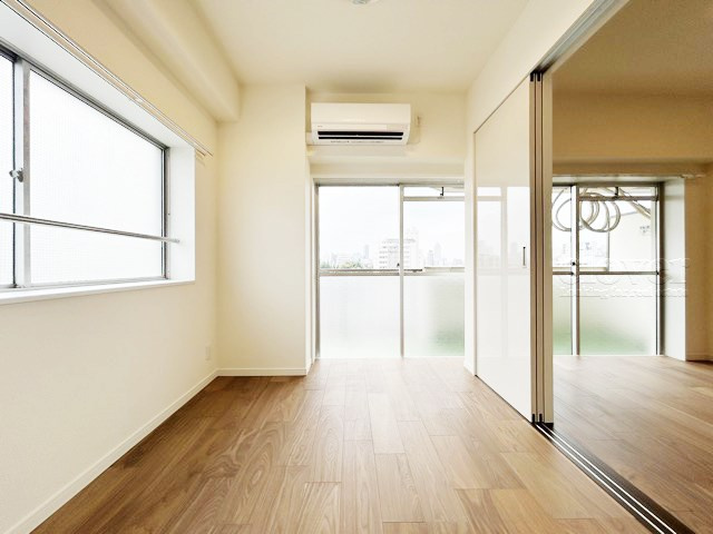 【洋室】 | 池袋第2ヒルハイム | 洋室3　二面の窓から差し込む陽光が大変明るい洋室。太陽光のありがたみを感じますね。室内のレイアウトを想像するのも楽しくなってきます。～即日のご見学可能～　お問合せはお気軽にどうぞ。