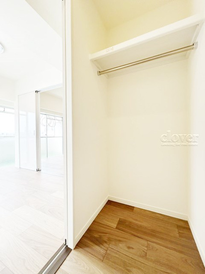【収納】 | 池袋第2ヒルハイム | 洋室3　ウォークインクローゼット内部の様子。空間が広く、たっぷりとした収納力が、一枚の写真からも伝わってきます。～即日のご見学可能～　お問合せはお気軽にどうぞ。