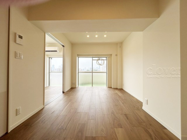 【居間・リビング】 | 池袋第2ヒルハイム | 広くスペースをとってあるLD。この空間に、どのように家具を配置していくのかを考えるのが、住宅購入時のなによりの楽しみです。～即日のご見学可能～　お問合せはお気軽にどうぞ。