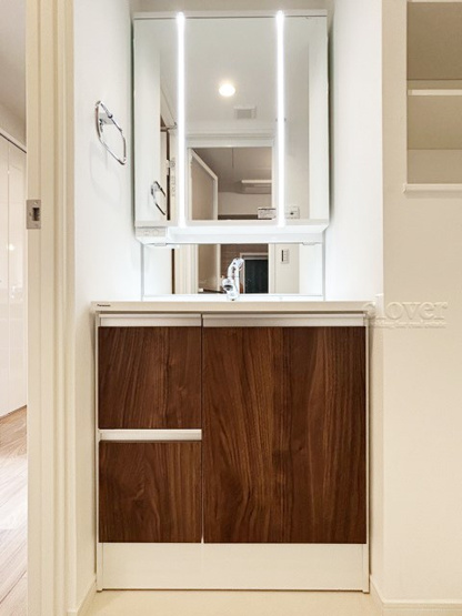 【独立洗面台】 | 池袋第2ヒルハイム | 三面鏡タイプの独立洗面台。鏡の裏スペースは収納になっています。毎朝、鏡に映った背景自体が「新居」の喜びを増幅してくれそうです。～即日のご見学可能～　お問合せはお気軽にどうぞ。