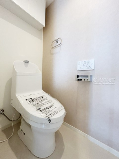 【トイレ】 | 池袋第2ヒルハイム | 温水洗浄便座付き　上部に収納を備えたトイレです。自宅の中でも最もプライベートな空間だからこそ、ほしい「落ち着き」がここにあります。～即日のご見学可能～　お問合せはお気軽にどうぞ。